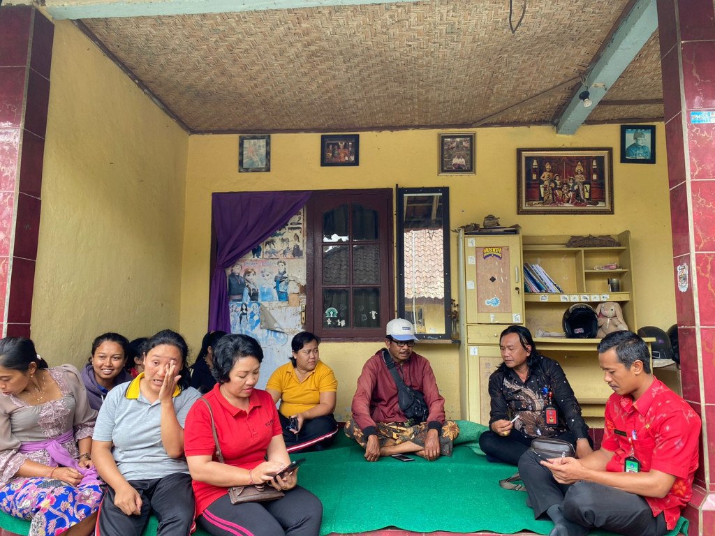 Tunjukan Sikap Keperdulian, Perbekel Petang Menjenguk Staf Pemerintah Desa Petang Yang Sakit